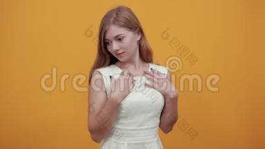 漂亮的白种人年轻女子双手抱胸，看着镜头